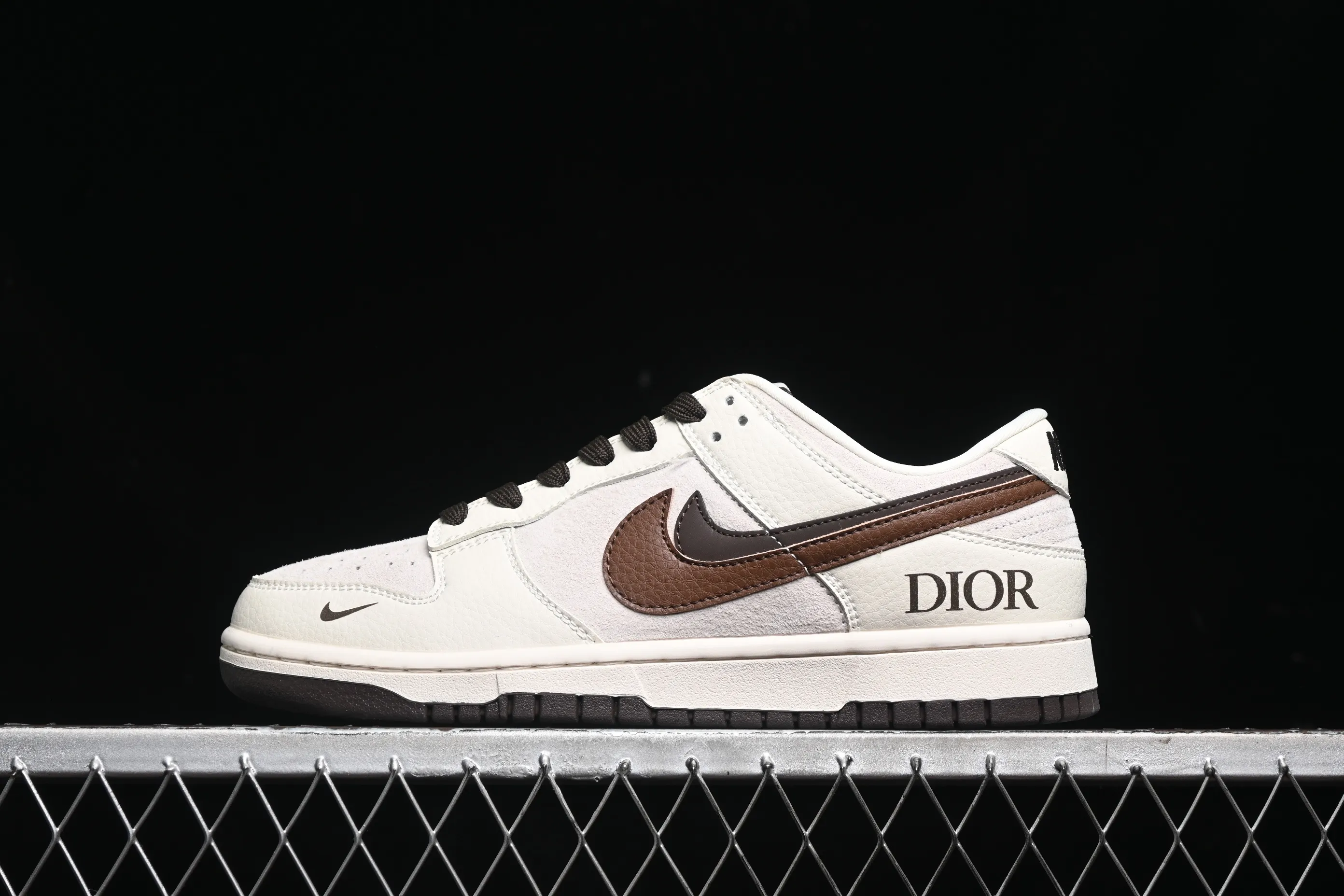 All Categories Nk SB Dunk Series Nk SB Dunk Low High-end Customized Low-top Shoes Nk SB Dunk Low Dior Series-Beige Brown Hook Anniversary High-end Customized Low-top Casual Shoes XD6188-046